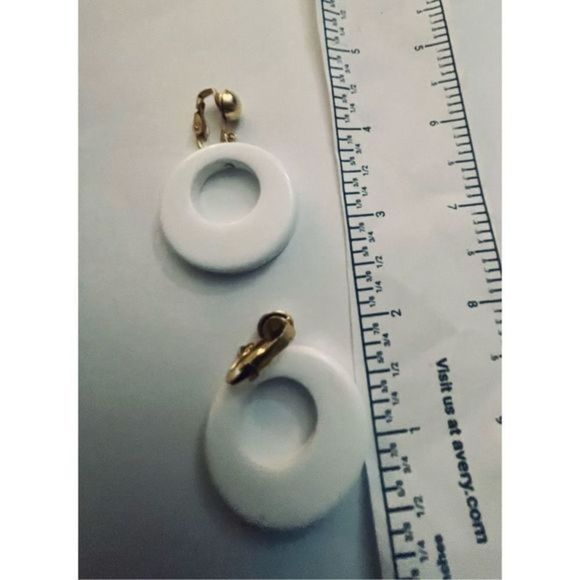 WHITE CIRCLE CUT OUT EARRINGS - Picture 6 of 6